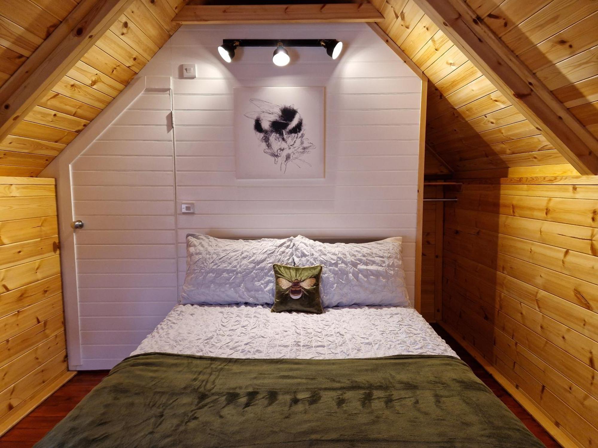 The Hive - Unique Log Cabin With Wood Burning Stove Ludchurch Екстериор снимка