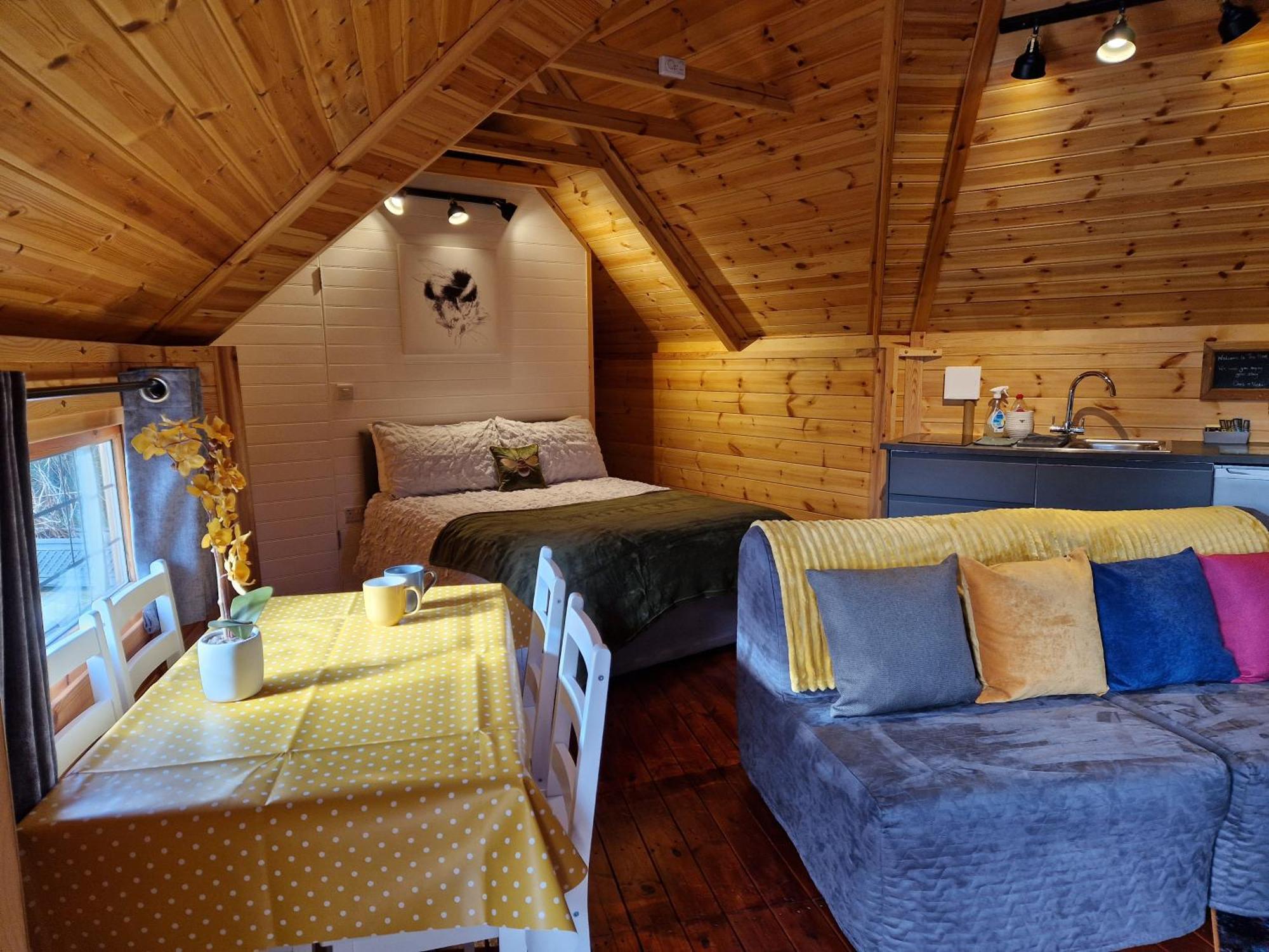 The Hive - Unique Log Cabin With Wood Burning Stove Ludchurch Екстериор снимка